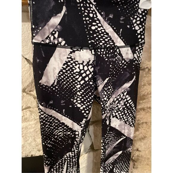 Lululemon Black White Abstract Pull On Full Length High-Rise Leggings Size 4 - Picture 3 of 5